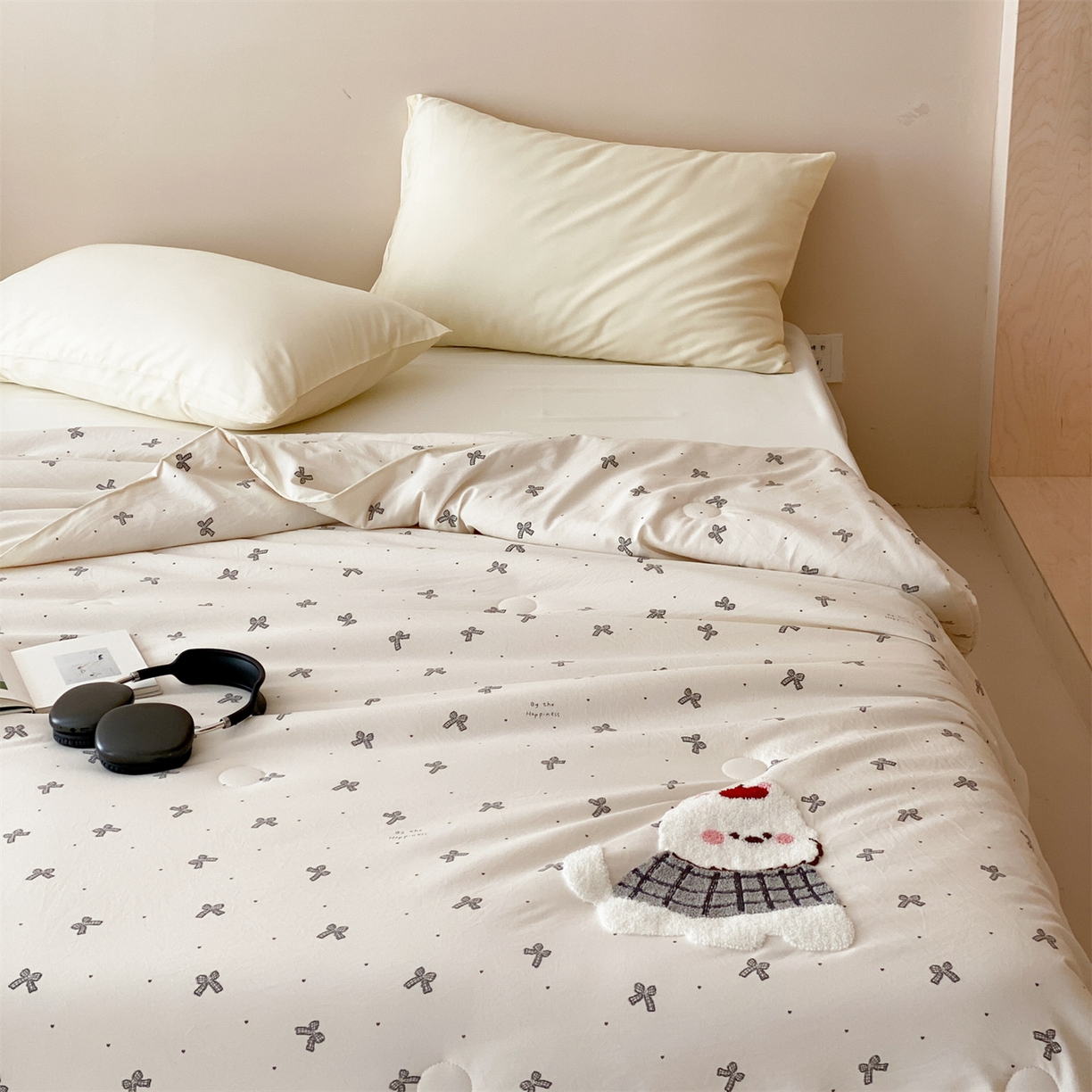 91家纺网 家纺一手货源 找家纺 鸣升家纺 2026新款云朵棉毛巾绣夏被夏凉被空调被 调皮小狗