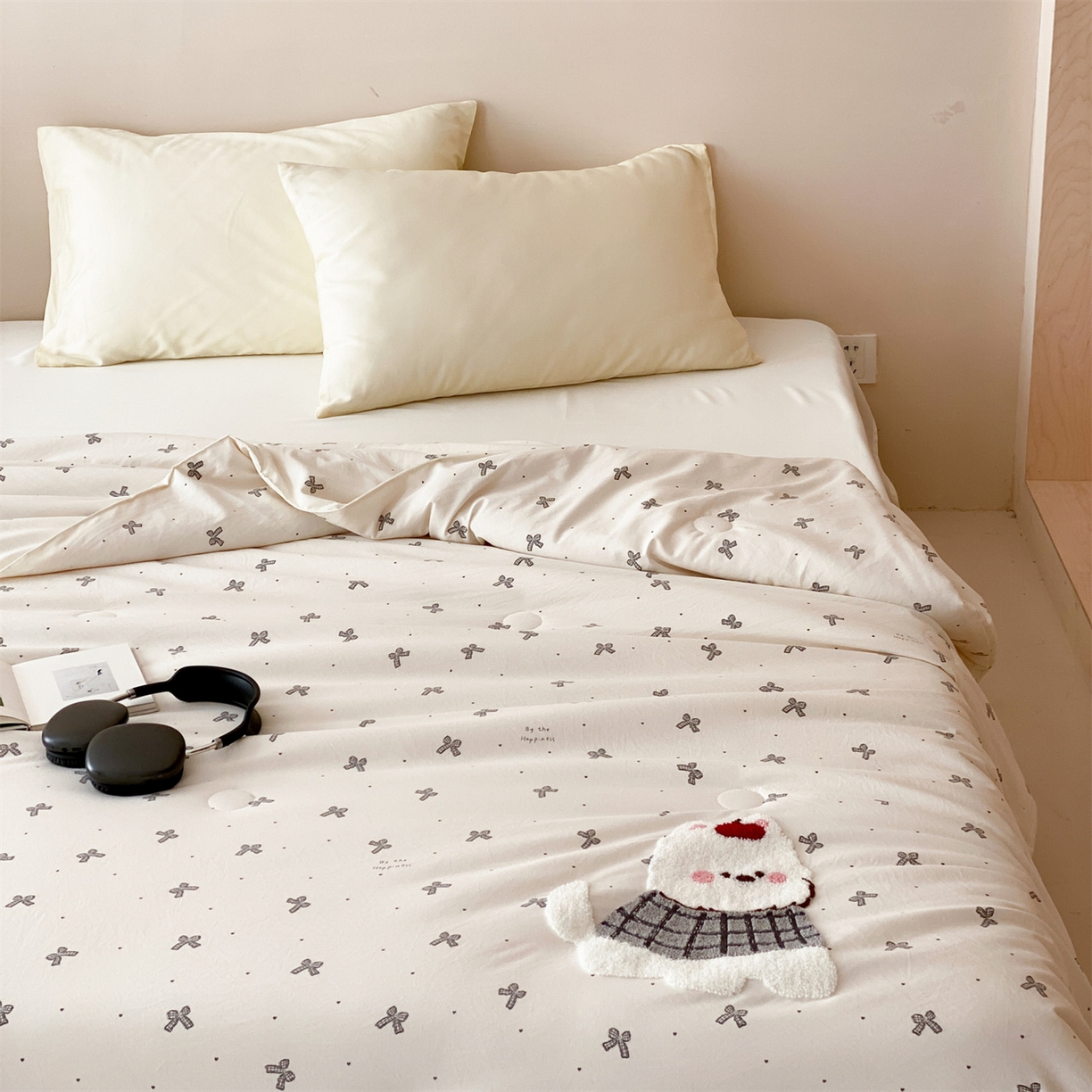 91家纺网 家纺一手货源 找家纺 鸣升家纺 2026新款云朵棉毛巾绣夏被夏凉被空调被 调皮小狗