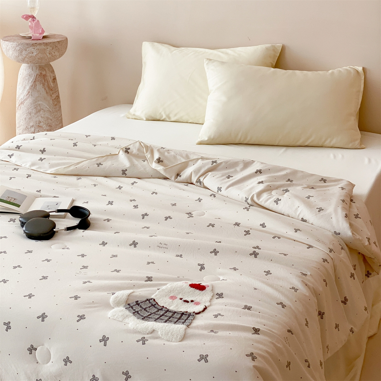 91家纺网 家纺一手货源 找家纺 鸣升家纺 2026新款云朵棉毛巾绣夏被夏凉被空调被 调皮小狗