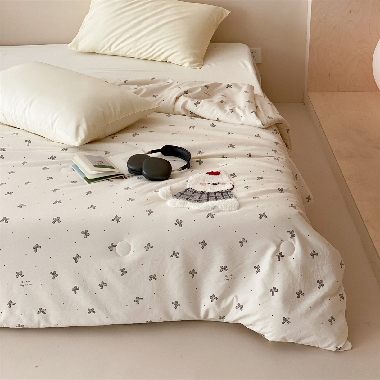 91家纺网 家纺一手货源 找家纺 鸣升家纺 2026新款云朵棉毛巾绣夏被夏凉被空调被 调皮小狗