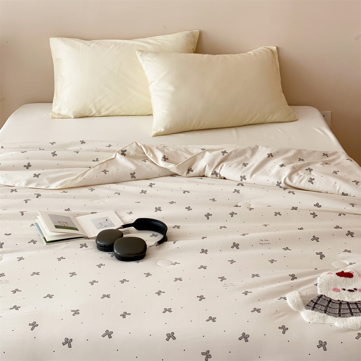 91家纺网 家纺一手货源 找家纺 鸣升家纺 2026新款云朵棉毛巾绣夏被夏凉被空调被 调皮小狗