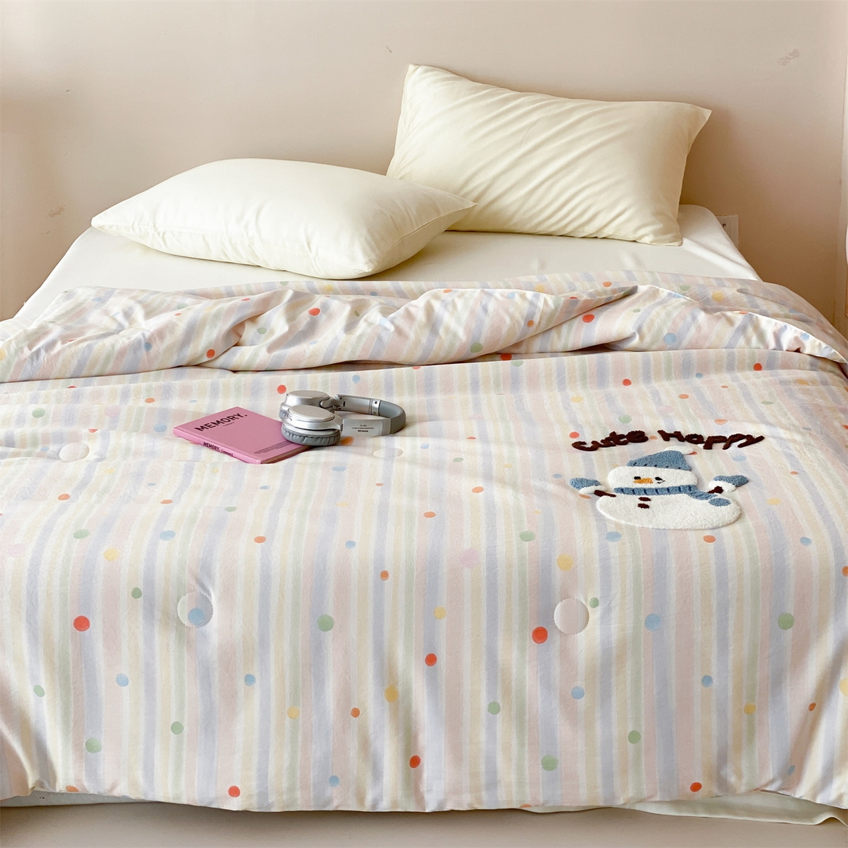 91家纺网 家纺一手货源 找家纺 鸣升家纺 2026新款云朵棉毛巾绣夏被夏凉被空调被 可爱雪人