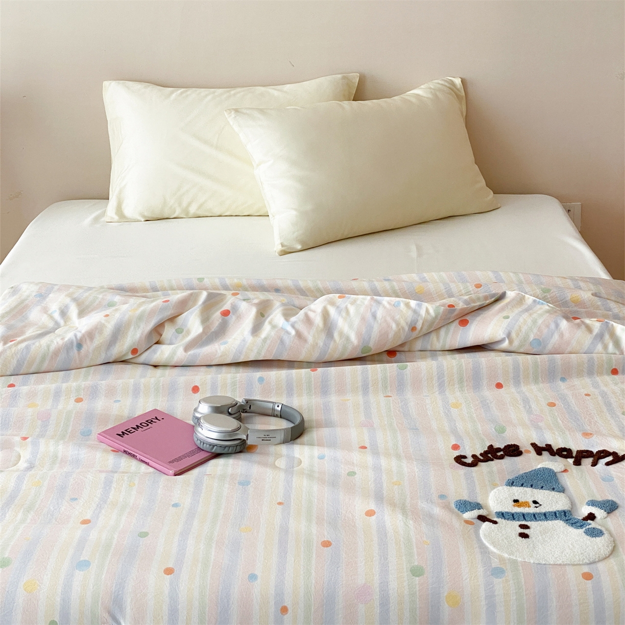 91家纺网 家纺一手货源 找家纺 鸣升家纺 2026新款云朵棉毛巾绣夏被夏凉被空调被 可爱雪人