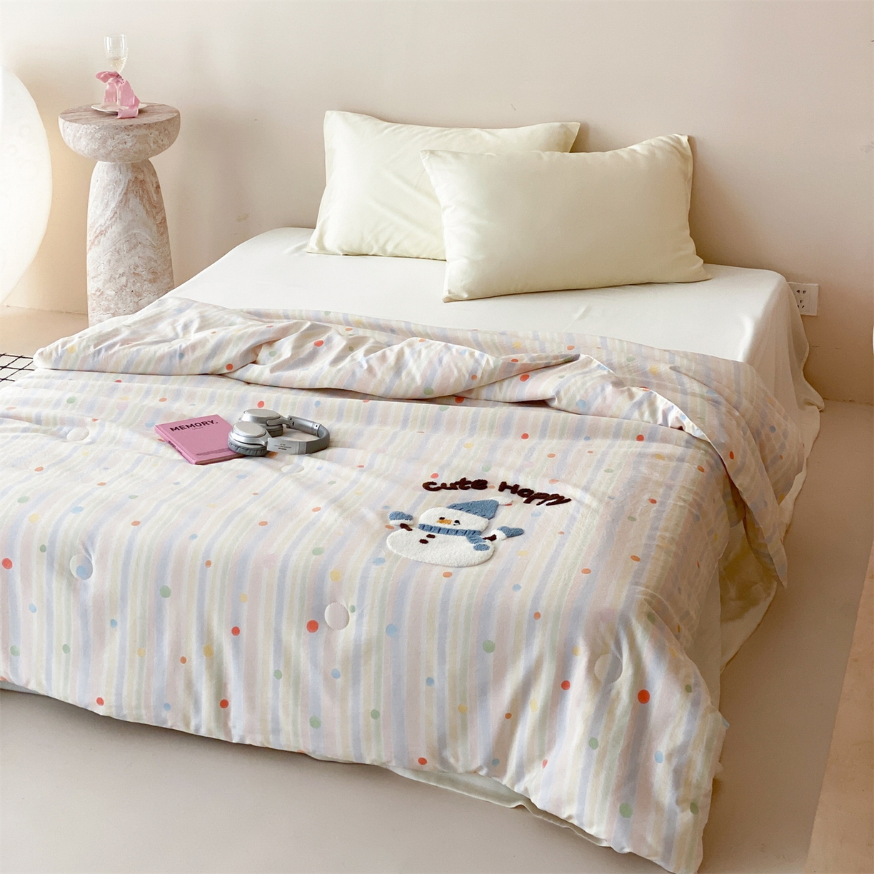 91家纺网 家纺一手货源 找家纺 鸣升家纺 2026新款云朵棉毛巾绣夏被夏凉被空调被 可爱雪人