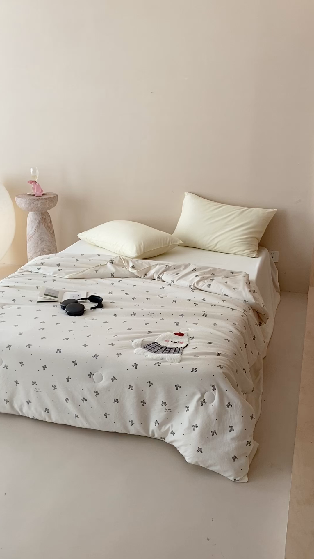 91家纺网 家纺一手货源 找家纺 鸣升家纺 2026新款云朵棉毛巾绣夏被夏凉被空调被 调皮小狗