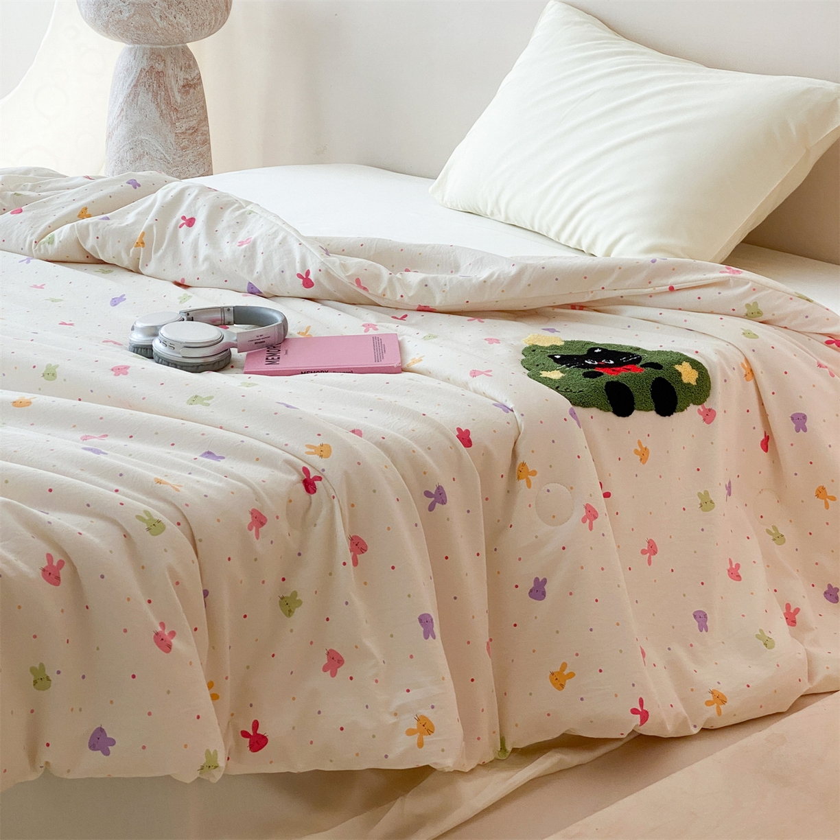 91家纺网 家纺一手货源 找家纺 鸣升家纺 2026新款云朵棉毛巾绣夏被夏凉被空调被 圣诞猫咪