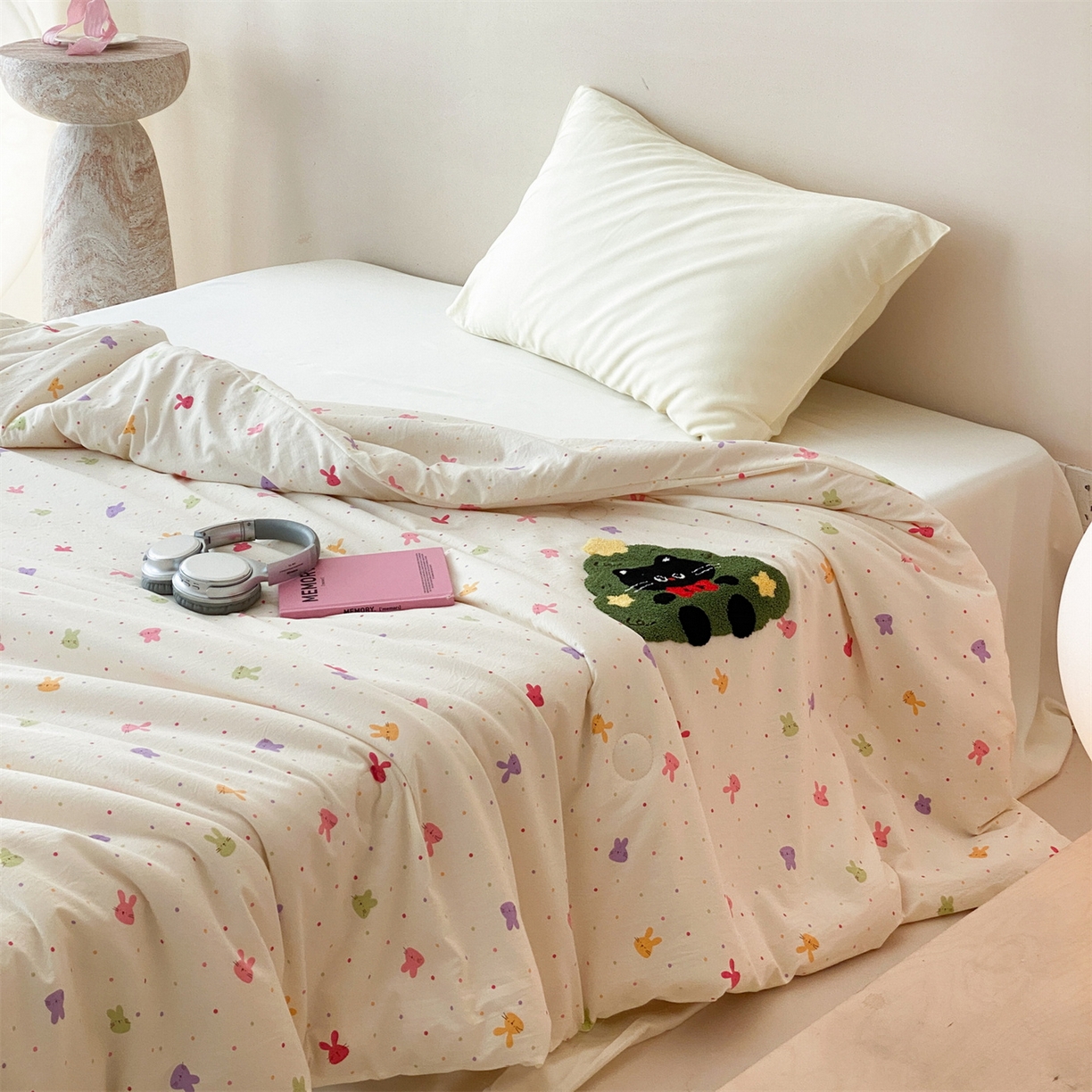 91家纺网 家纺一手货源 找家纺 鸣升家纺 2026新款云朵棉毛巾绣夏被夏凉被空调被 圣诞猫咪