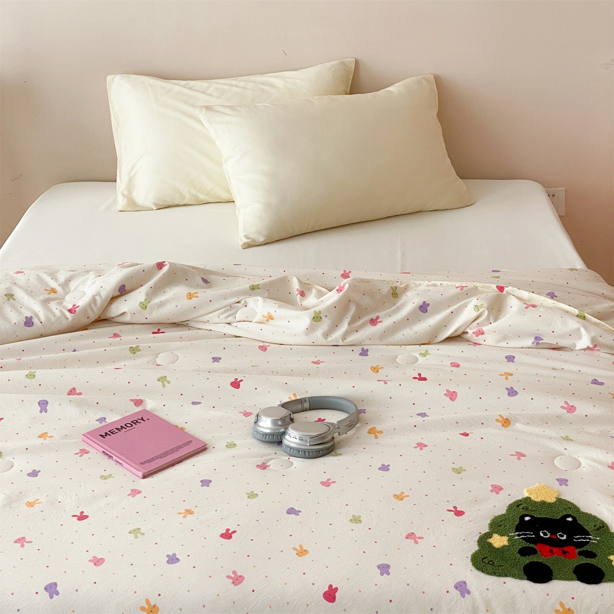 91家纺网 家纺一手货源 找家纺 鸣升家纺 2026新款云朵棉毛巾绣夏被夏凉被空调被 圣诞猫咪