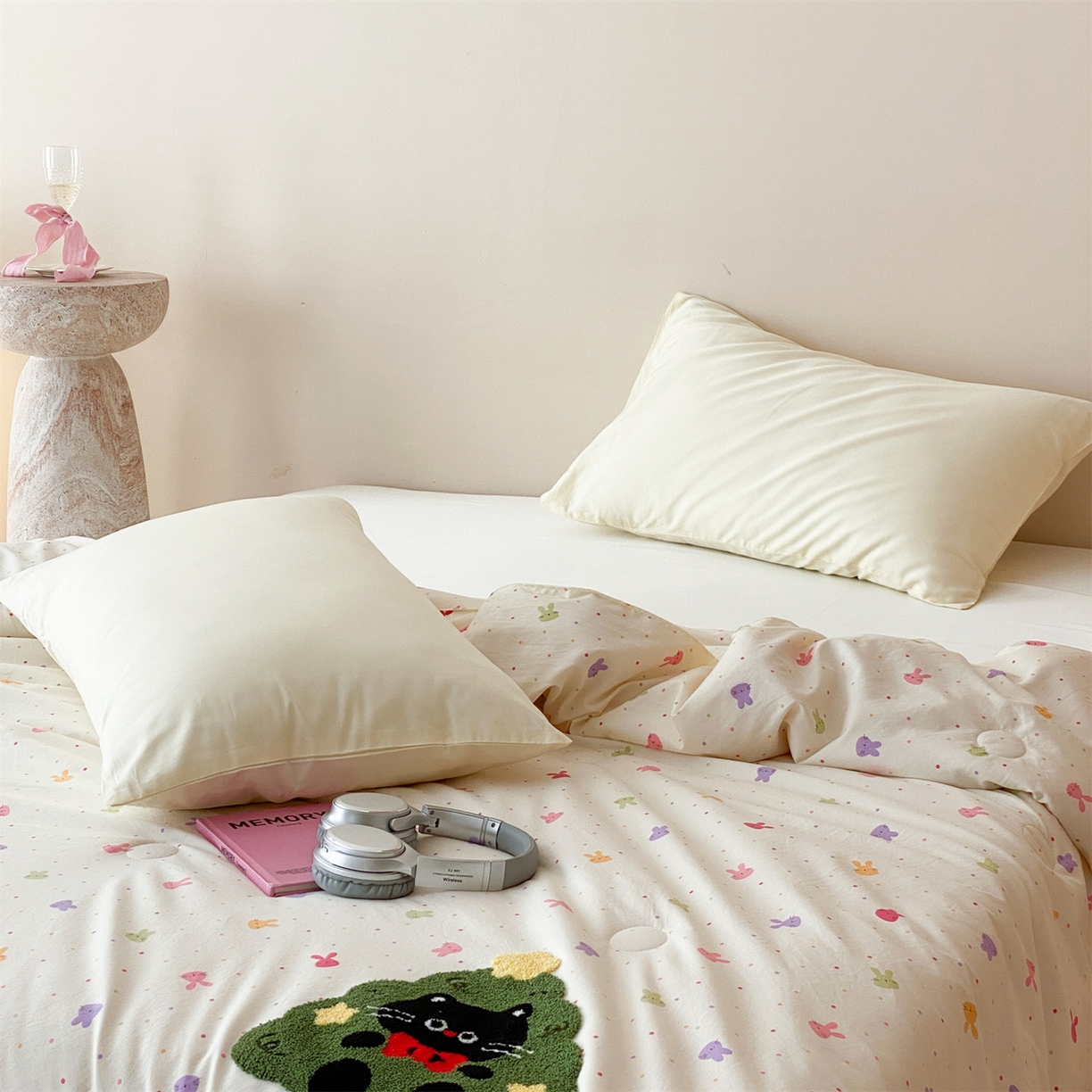 91家纺网 家纺一手货源 找家纺 鸣升家纺 2026新款云朵棉毛巾绣夏被夏凉被空调被 圣诞猫咪