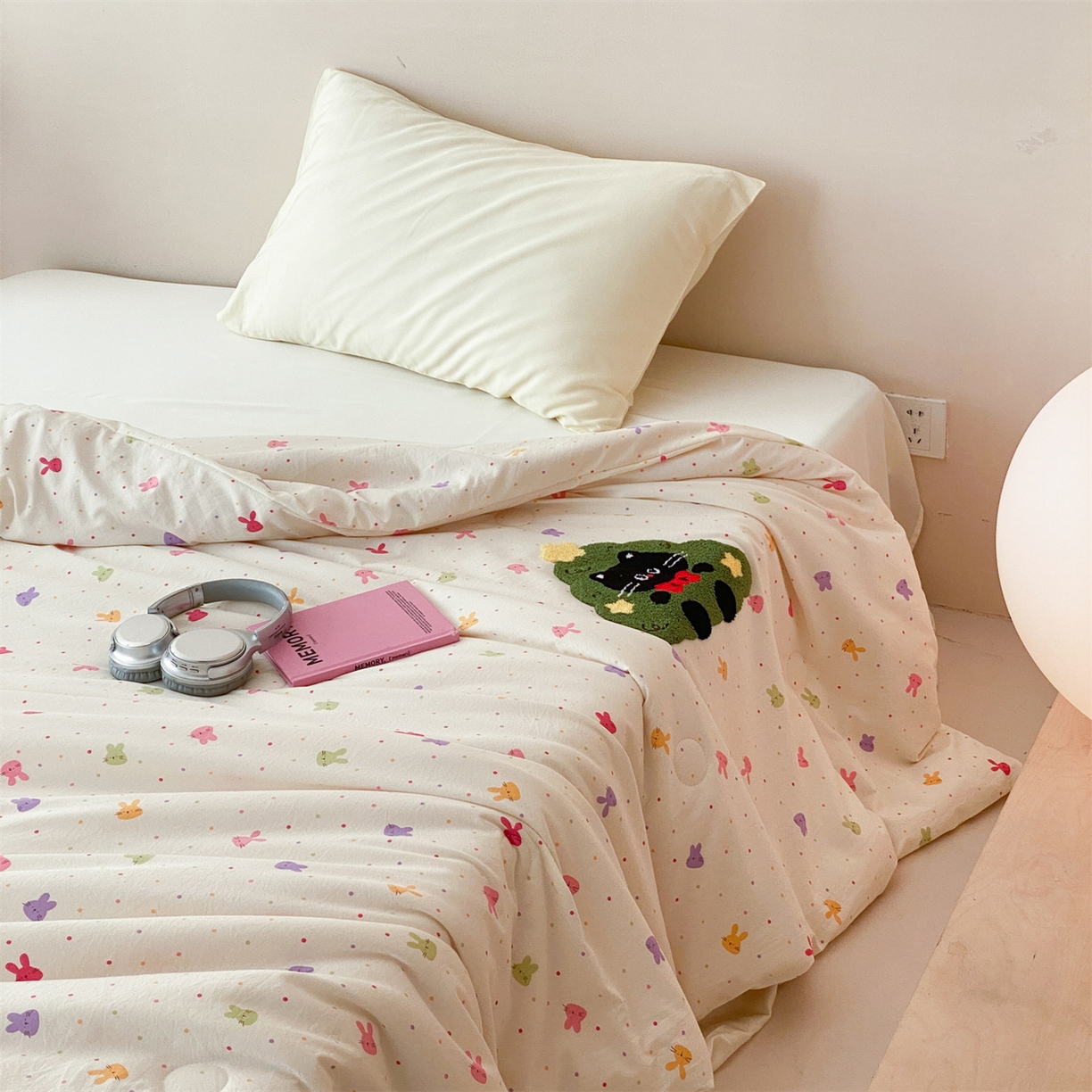 91家纺网 家纺一手货源 找家纺 鸣升家纺 2026新款云朵棉毛巾绣夏被夏凉被空调被 圣诞猫咪