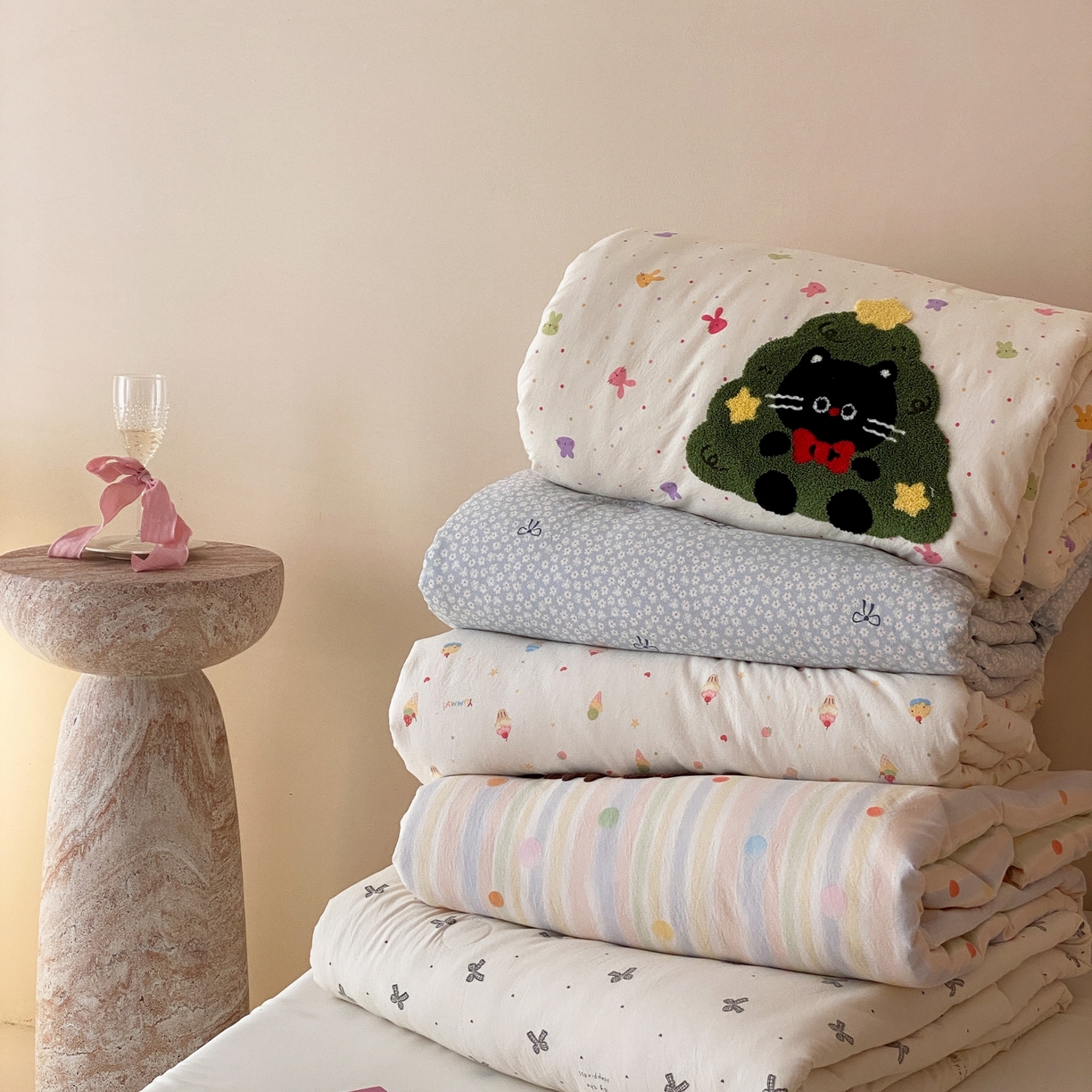 91家纺网 家纺一手货源 找家纺 鸣升家纺 2026新款云朵棉毛巾绣夏被夏凉被空调被 组合图仅做展示不可下单