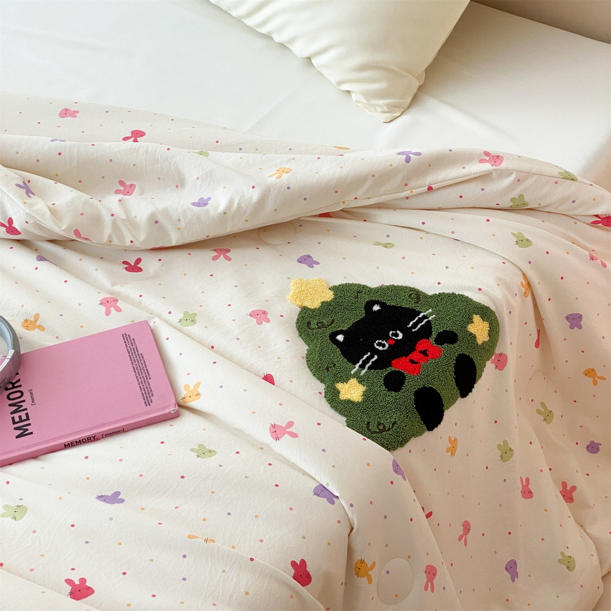 91家纺网 家纺一手货源 找家纺 鸣升家纺 2026新款云朵棉毛巾绣夏被夏凉被空调被 圣诞猫咪