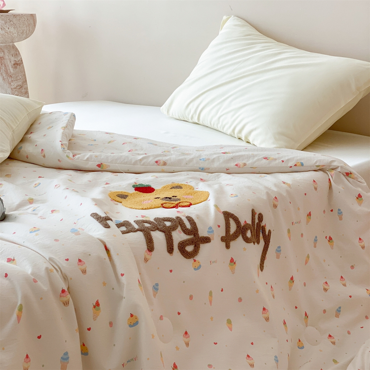 91家纺网 家纺一手货源 找家纺 鸣升家纺 2026新款云朵棉毛巾绣夏被夏凉被空调被 蛋糕小熊