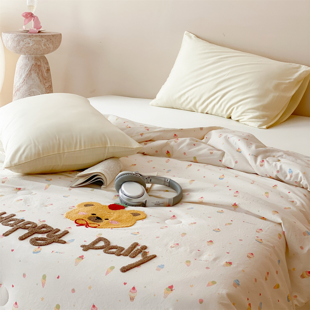 91家纺网 家纺一手货源 找家纺 鸣升家纺 2026新款云朵棉毛巾绣夏被夏凉被空调被 蛋糕小熊