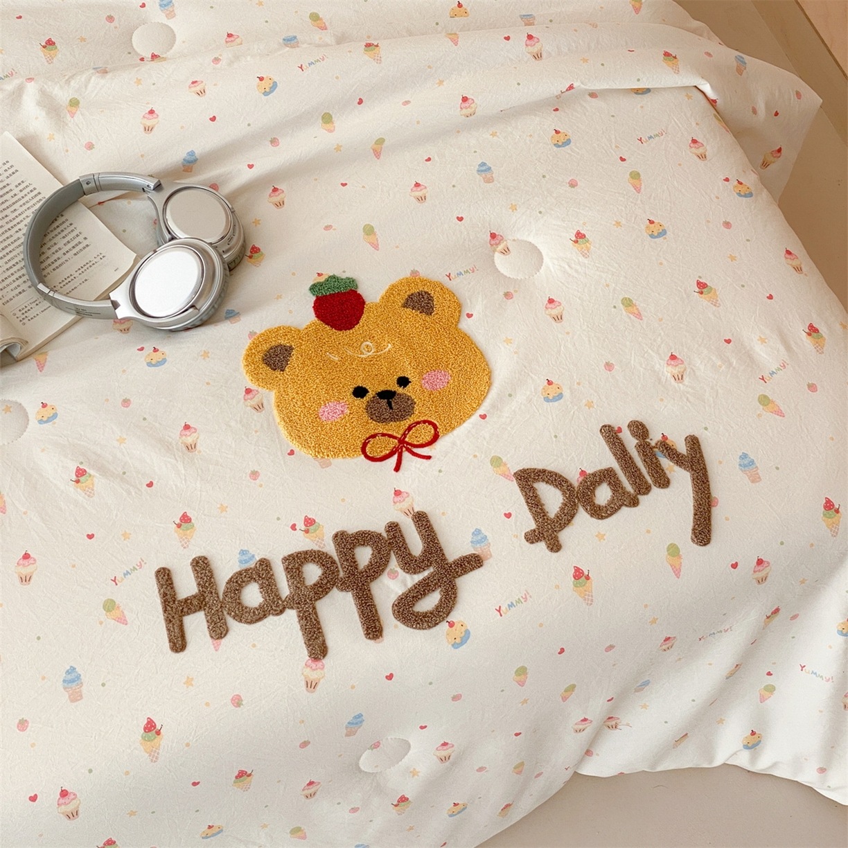 91家纺网 家纺一手货源 找家纺 鸣升家纺 2026新款云朵棉毛巾绣夏被夏凉被空调被 蛋糕小熊