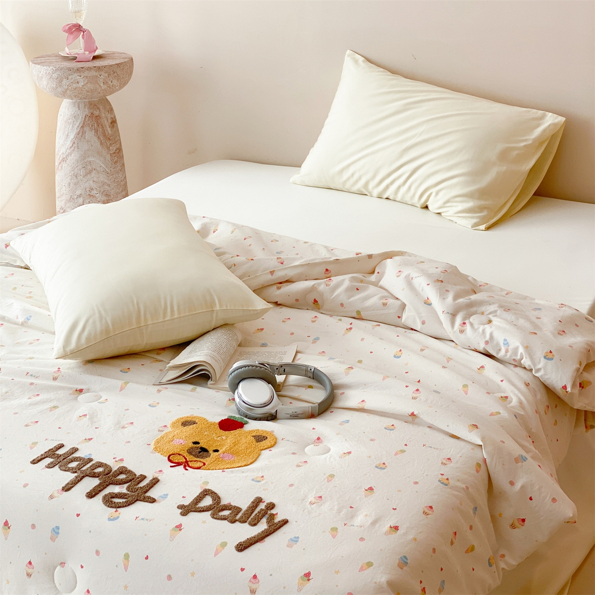 91家纺网 家纺一手货源 找家纺 鸣升家纺 2026新款云朵棉毛巾绣夏被夏凉被空调被 蛋糕小熊