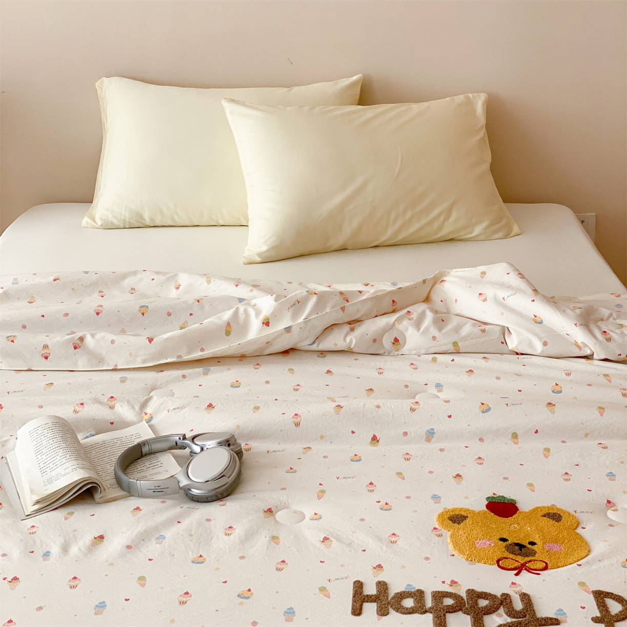 91家纺网 家纺一手货源 找家纺 鸣升家纺 2026新款云朵棉毛巾绣夏被夏凉被空调被 蛋糕小熊