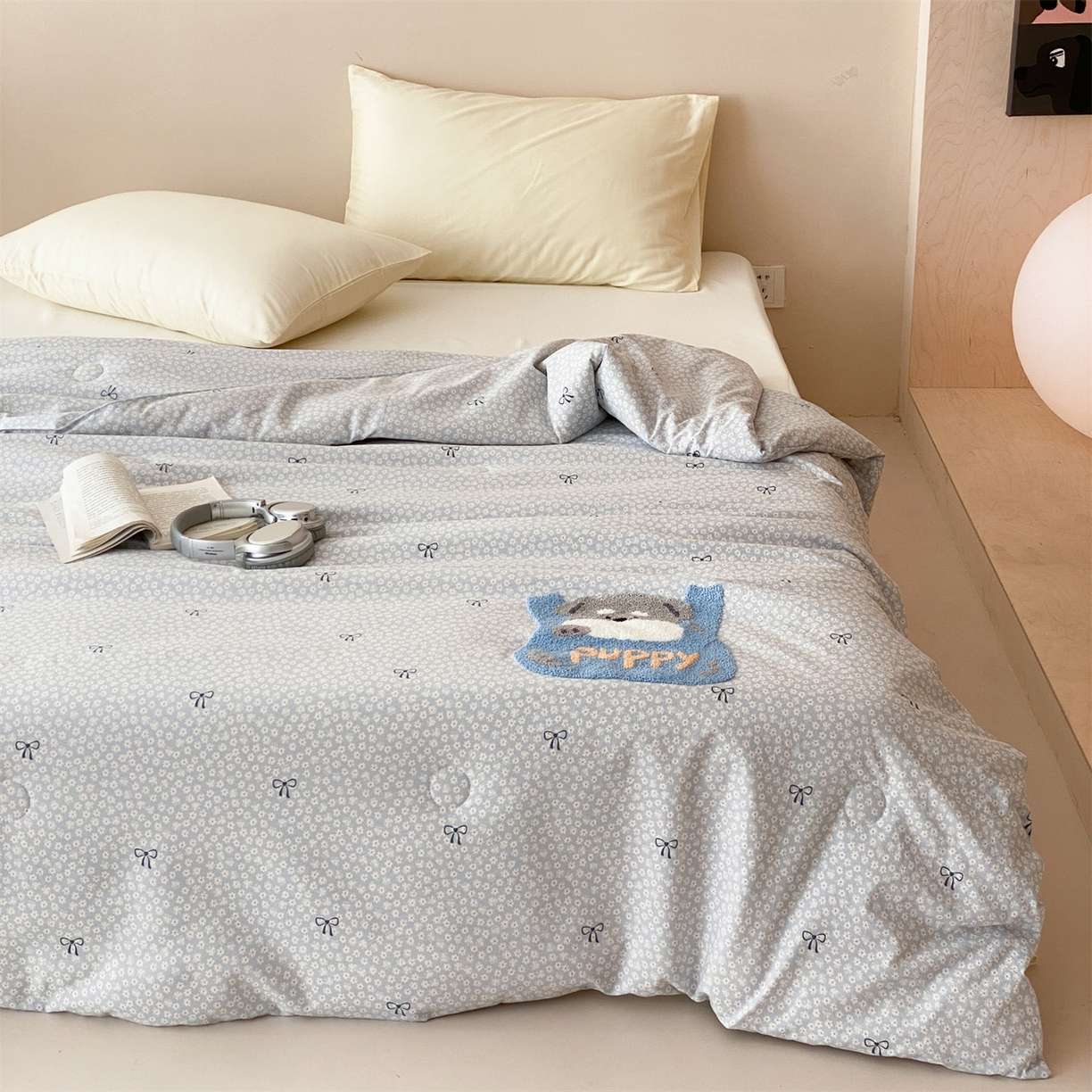 91家纺网 家纺一手货源 找家纺 鸣升家纺 2026新款云朵棉毛巾绣夏被夏凉被空调被 碎花狗狗