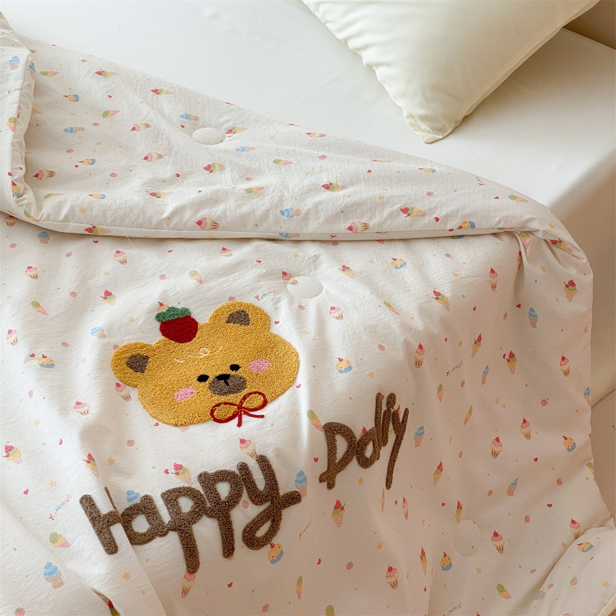 91家纺网 家纺一手货源 找家纺 鸣升家纺 2026新款云朵棉毛巾绣夏被夏凉被空调被 蛋糕小熊