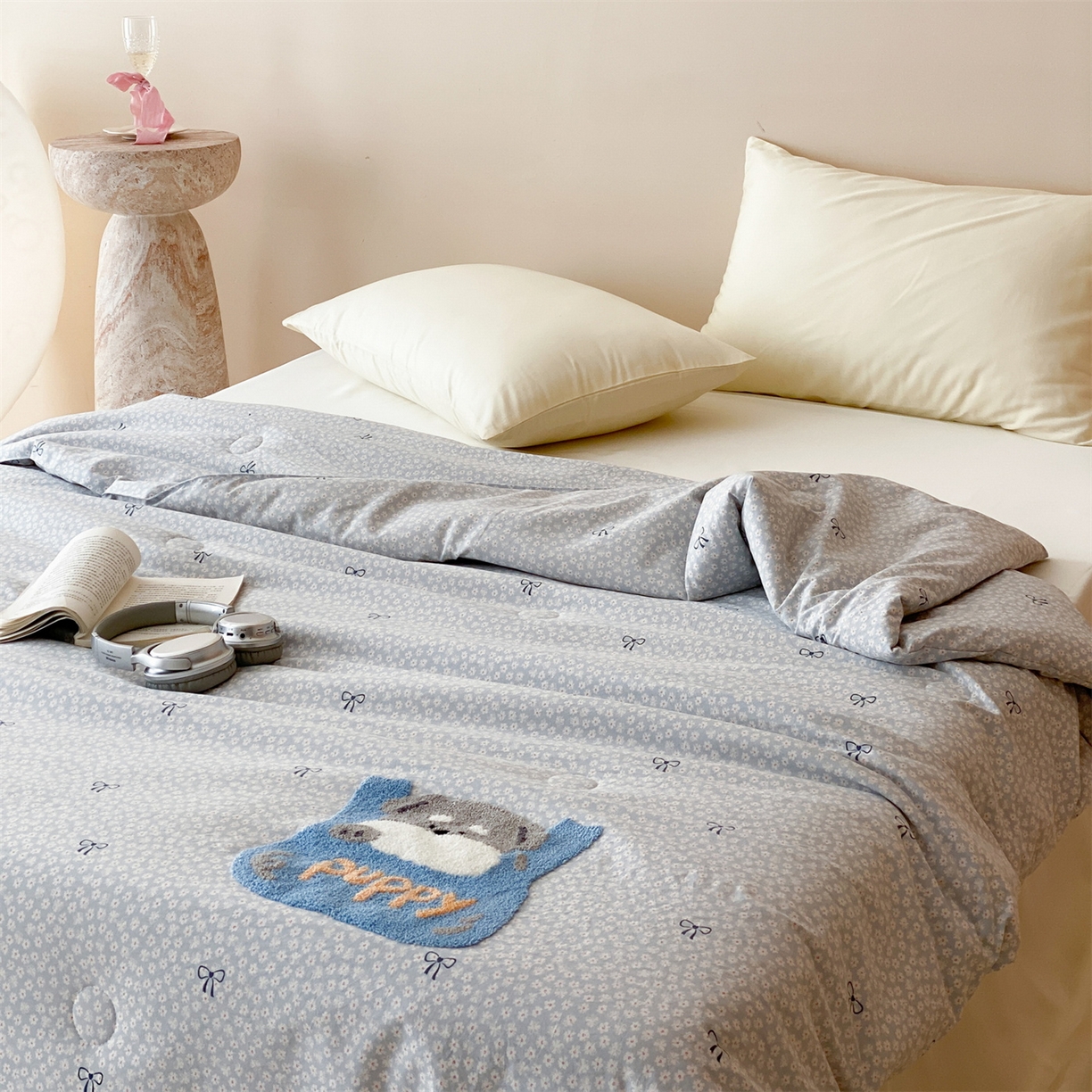 91家纺网 家纺一手货源 找家纺 鸣升家纺 2026新款云朵棉毛巾绣夏被夏凉被空调被 碎花狗狗