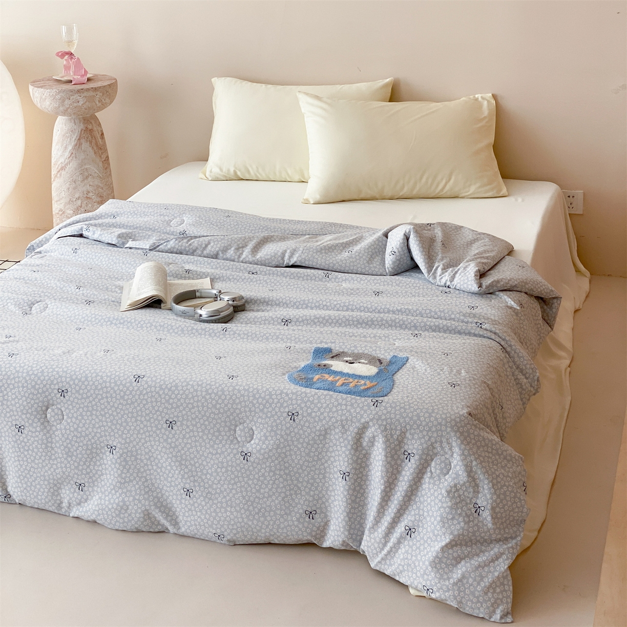 91家纺网 家纺一手货源 找家纺 鸣升家纺 2026新款云朵棉毛巾绣夏被夏凉被空调被 碎花狗狗