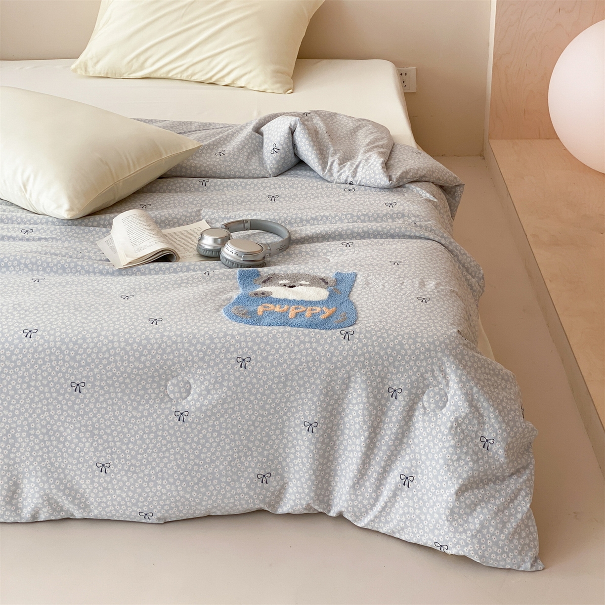 91家纺网 家纺一手货源 找家纺 鸣升家纺 2026新款云朵棉毛巾绣夏被夏凉被空调被 碎花狗狗