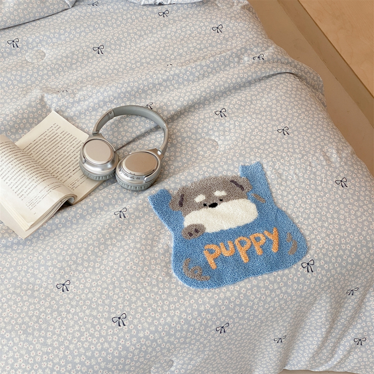 91家纺网 家纺一手货源 找家纺 鸣升家纺 2026新款云朵棉毛巾绣夏被夏凉被空调被 碎花狗狗