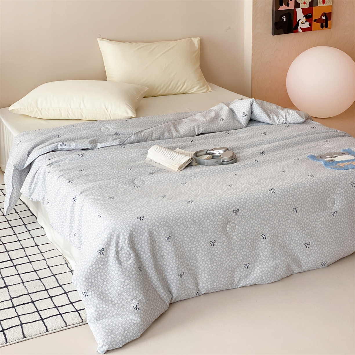 91家纺网 家纺一手货源 找家纺 鸣升家纺 2026新款云朵棉毛巾绣夏被夏凉被空调被 碎花狗狗