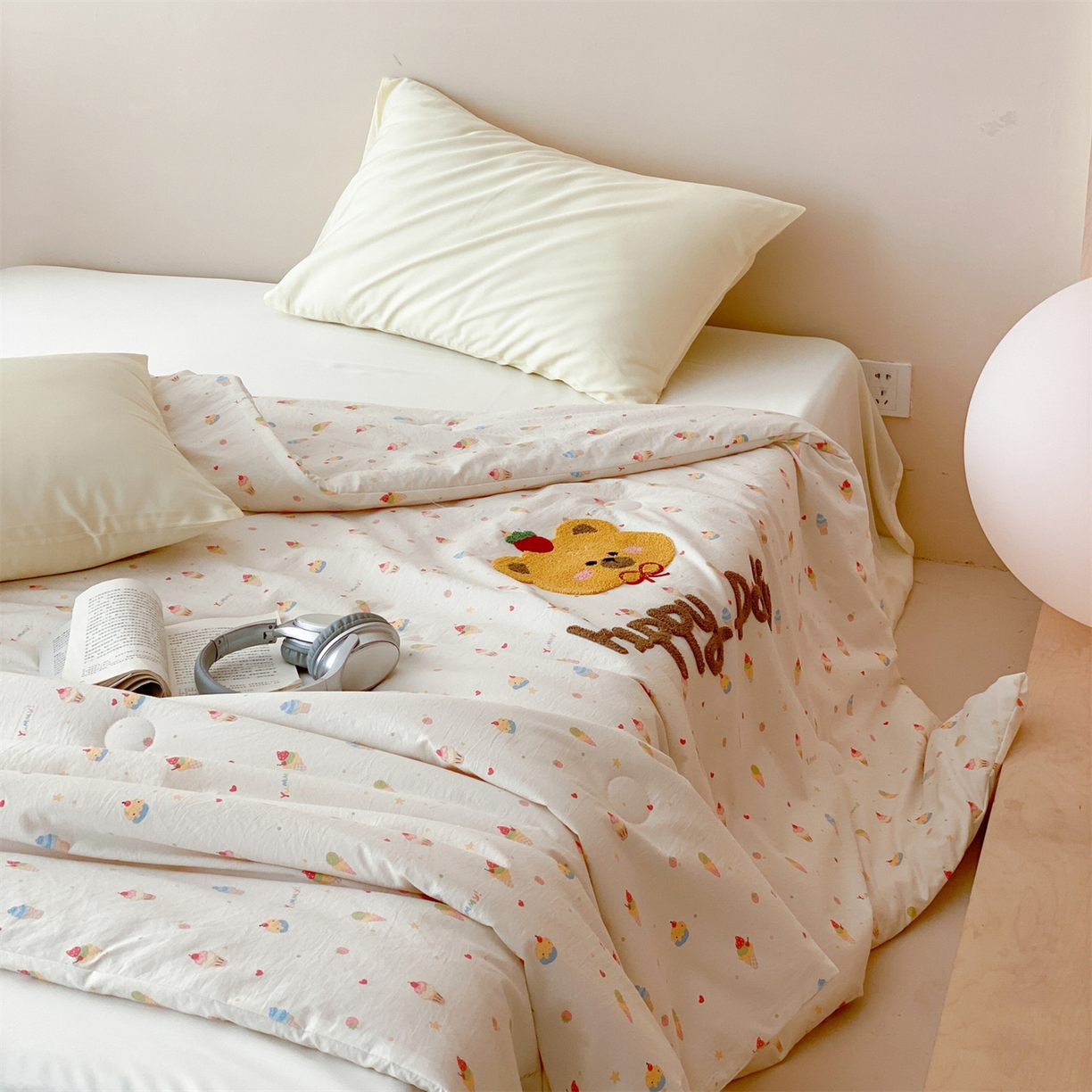 91家纺网 家纺一手货源 找家纺 鸣升家纺 2026新款云朵棉毛巾绣夏被夏凉被空调被 蛋糕小熊