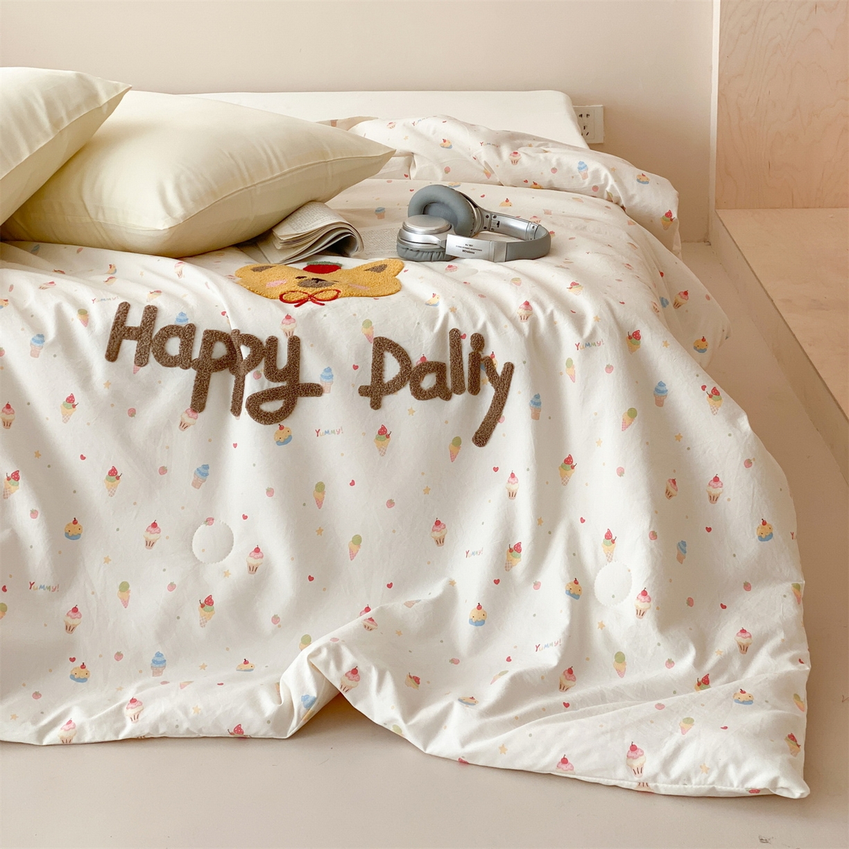 91家纺网 家纺一手货源 找家纺 鸣升家纺 2026新款云朵棉毛巾绣夏被夏凉被空调被 蛋糕小熊