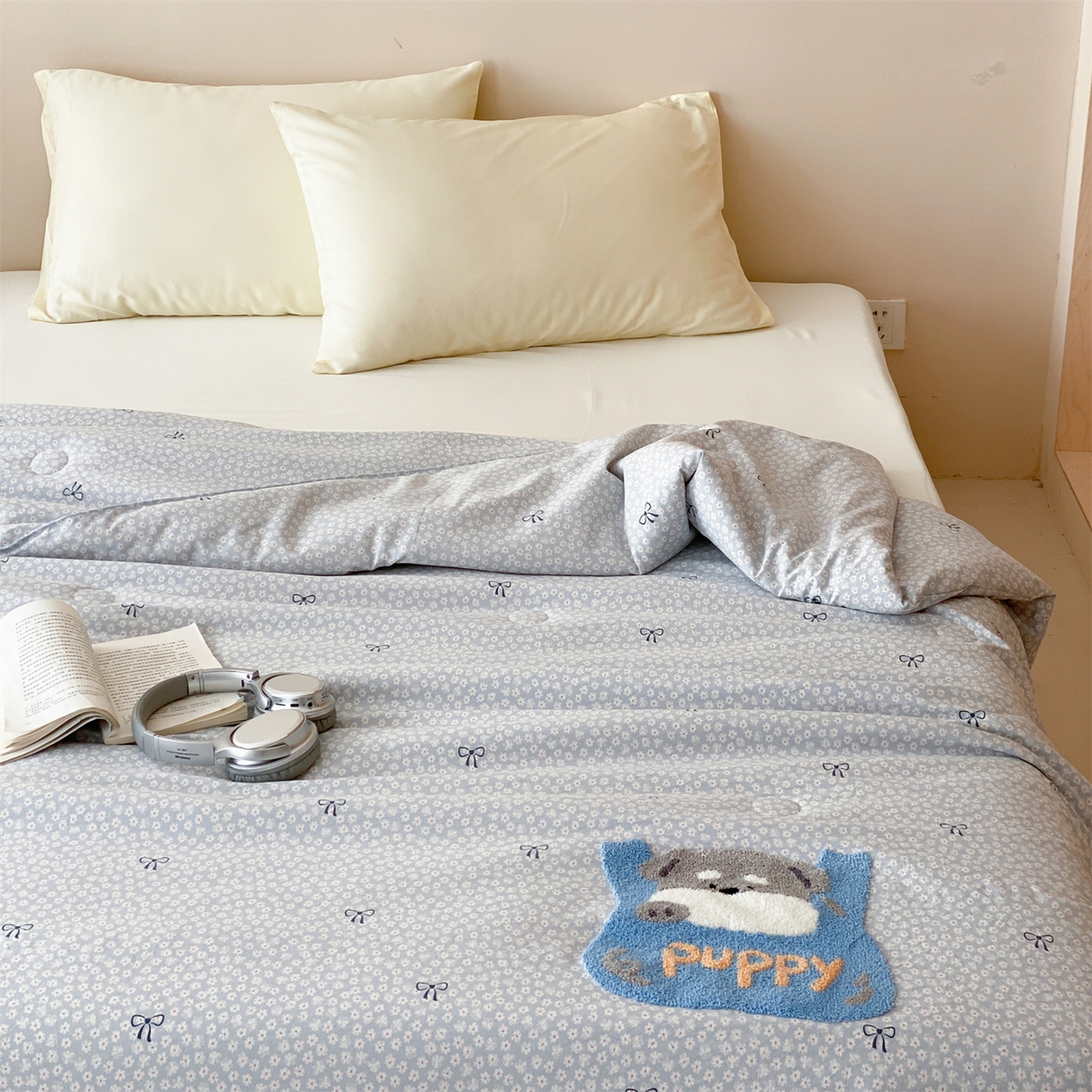 91家纺网 家纺一手货源 找家纺 鸣升家纺 2026新款云朵棉毛巾绣夏被夏凉被空调被 碎花狗狗