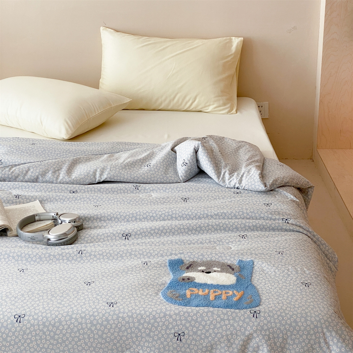 91家纺网 家纺一手货源 找家纺 鸣升家纺 2026新款云朵棉毛巾绣夏被夏凉被空调被 碎花狗狗