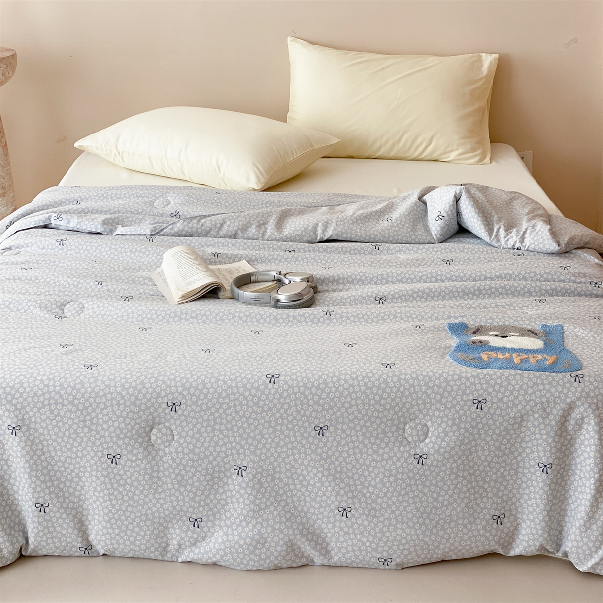 91家纺网 家纺一手货源 找家纺 鸣升家纺 2026新款云朵棉毛巾绣夏被夏凉被空调被 碎花狗狗