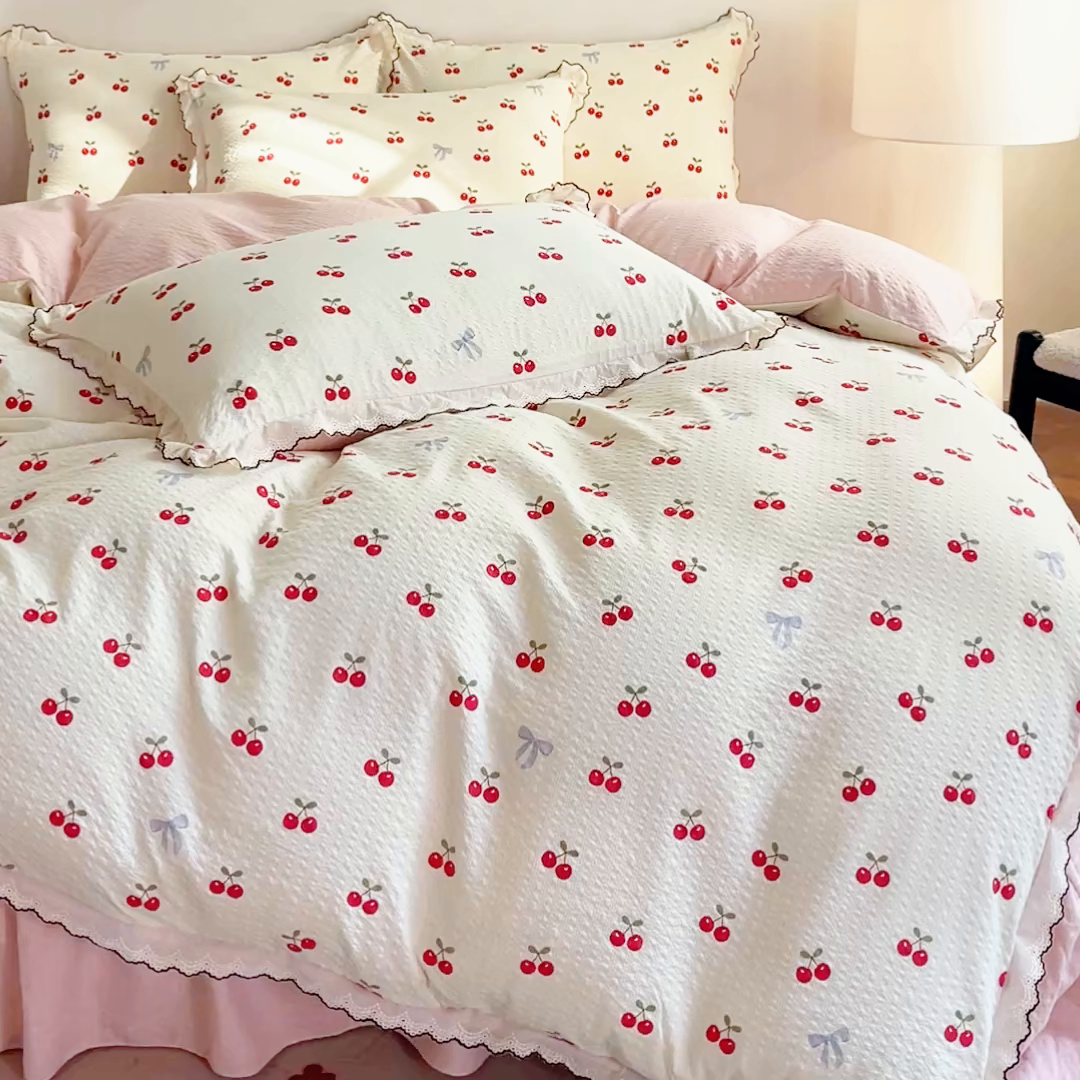 91家纺网 家纺一手货源 找家纺 梦可莱家居 2026新款云朵泡芙棉床盖四件套 樱桃红