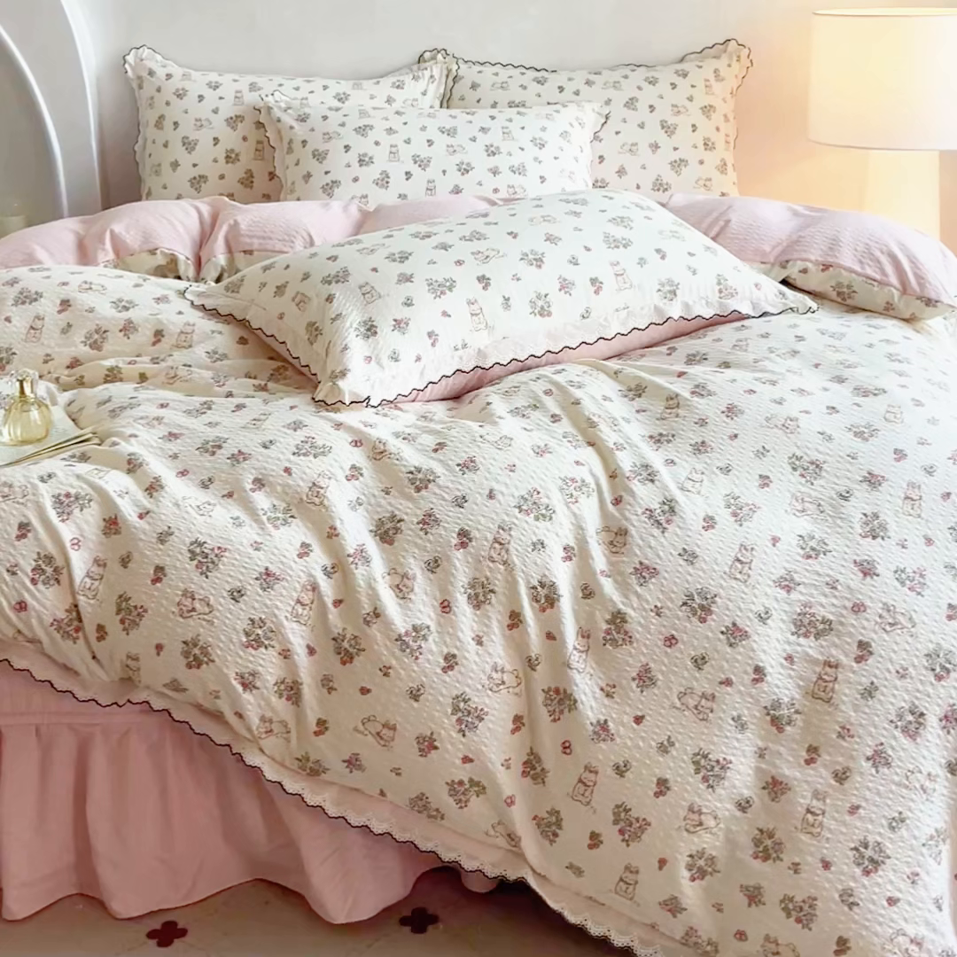 91家纺网 家纺一手货源 找家纺 梦可莱家居 2026新款云朵泡芙棉床盖四件套 幸福兔园