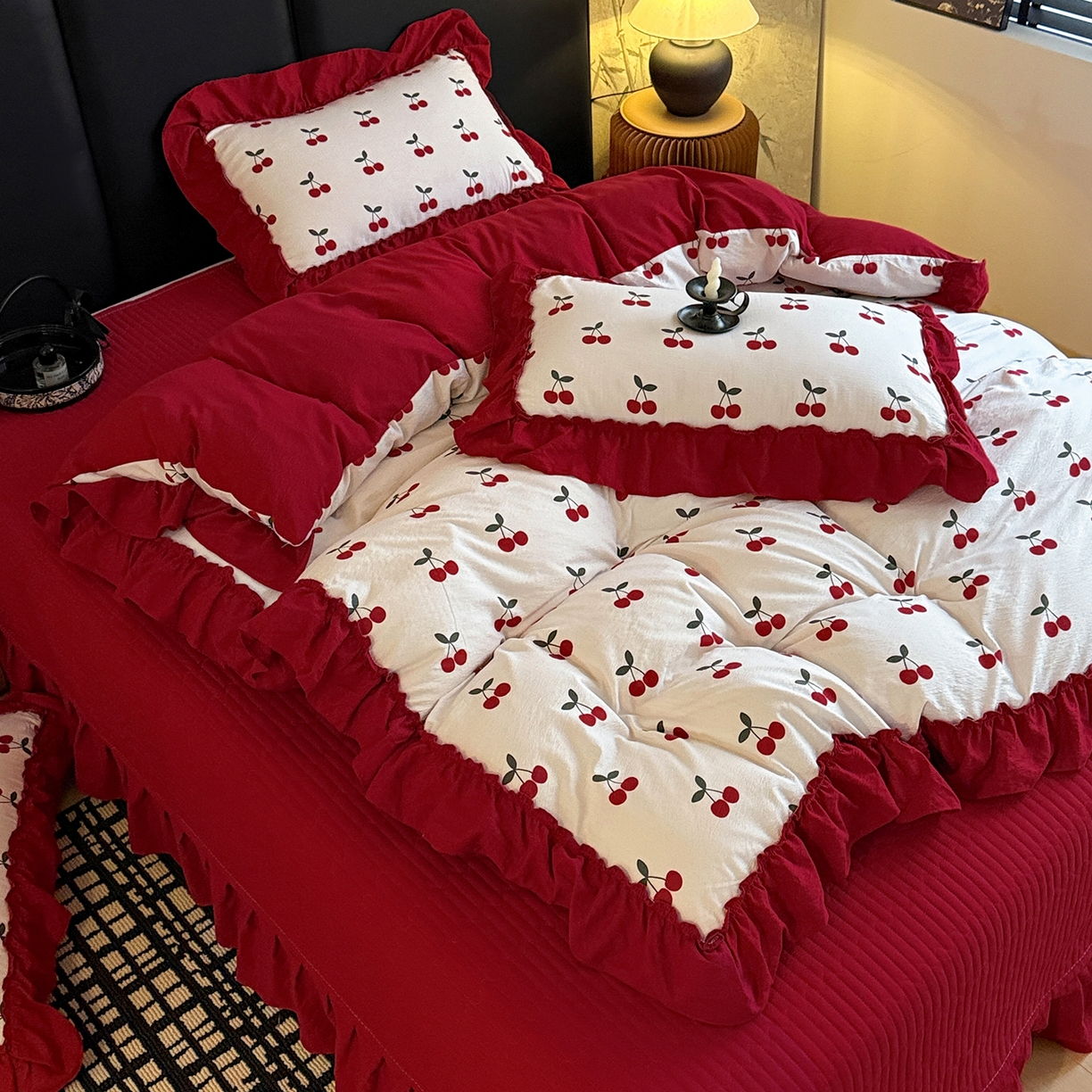 91家纺网 家纺一手货源 找家纺 金梦拉家纺 2026新款云感皱皱纱泡泡纱韩式床盖大花边四件套 小樱桃