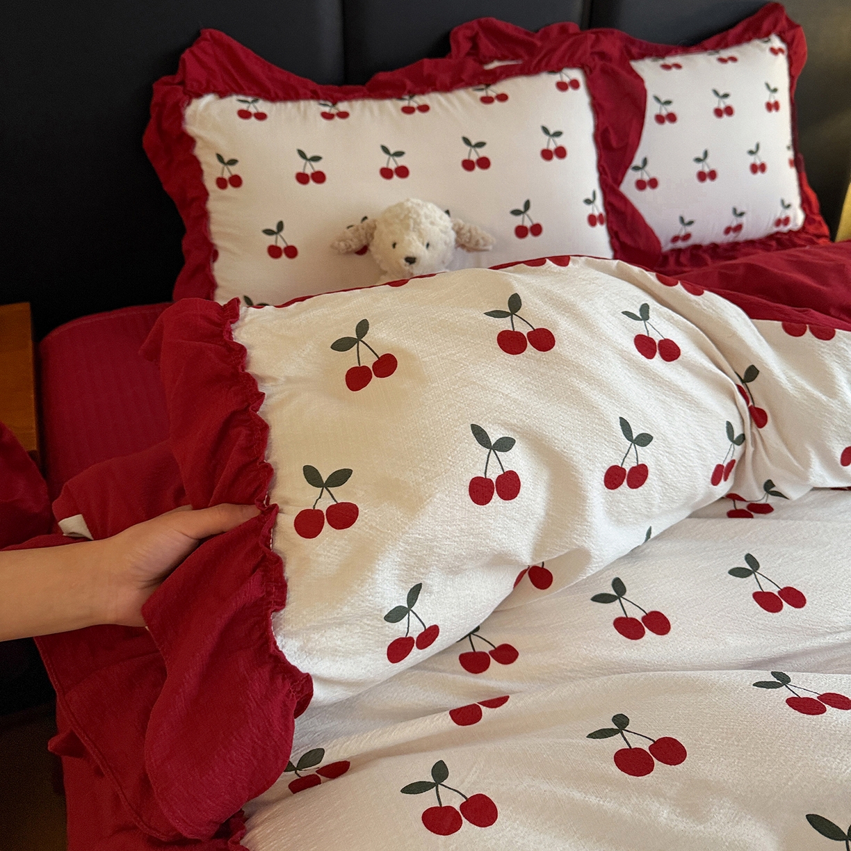 91家纺网 家纺一手货源 找家纺 金梦拉家纺 2026新款云感皱皱纱泡泡纱韩式床盖大花边四件套 小樱桃