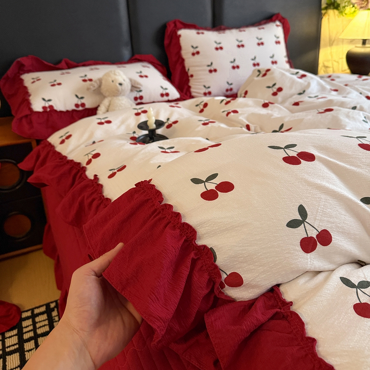 91家纺网 家纺一手货源 找家纺 金梦拉家纺 2026新款云感皱皱纱泡泡纱韩式床盖大花边四件套 小樱桃