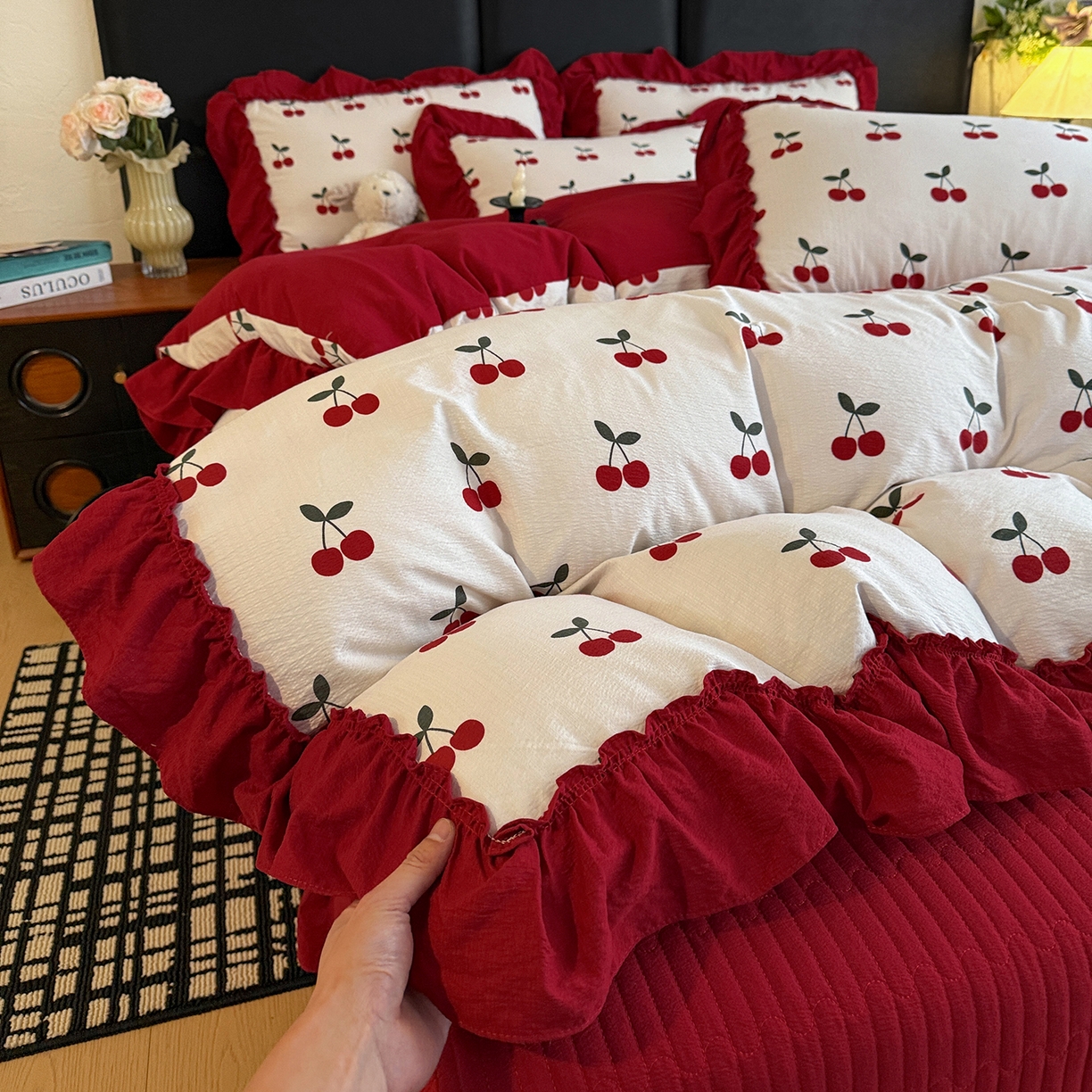 91家纺网 家纺一手货源 找家纺 金梦拉家纺 2026新款云感皱皱纱泡泡纱韩式床盖大花边四件套 小樱桃