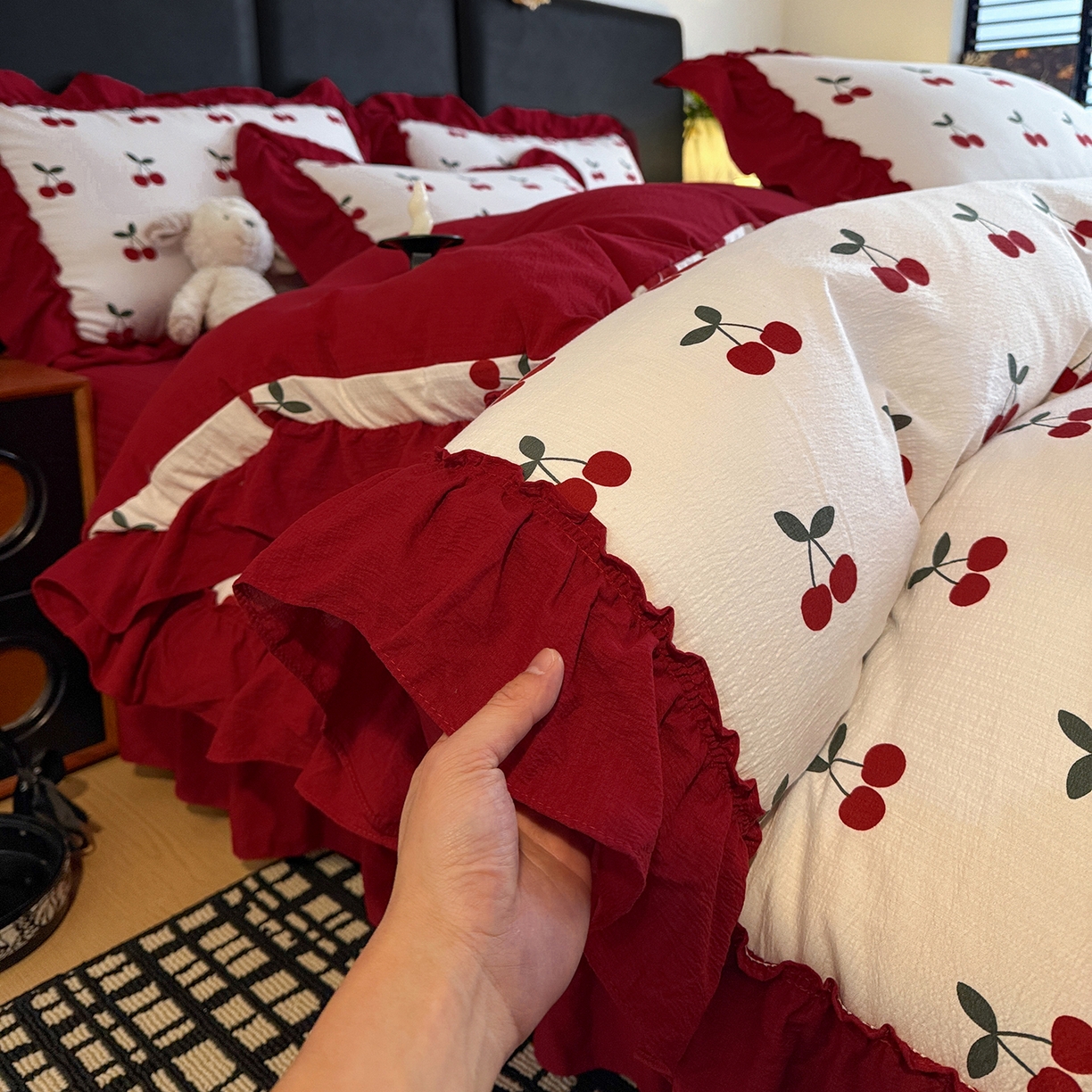 91家纺网 家纺一手货源 找家纺 金梦拉家纺 2026新款云感皱皱纱泡泡纱韩式床盖大花边四件套 小樱桃