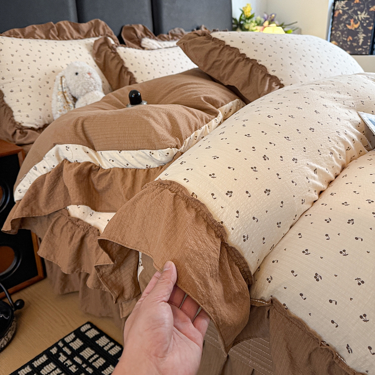 91家纺网 家纺一手货源 找家纺 金梦拉家纺 2026新款云感皱皱纱泡泡纱韩式床盖大花边四件套 咖调