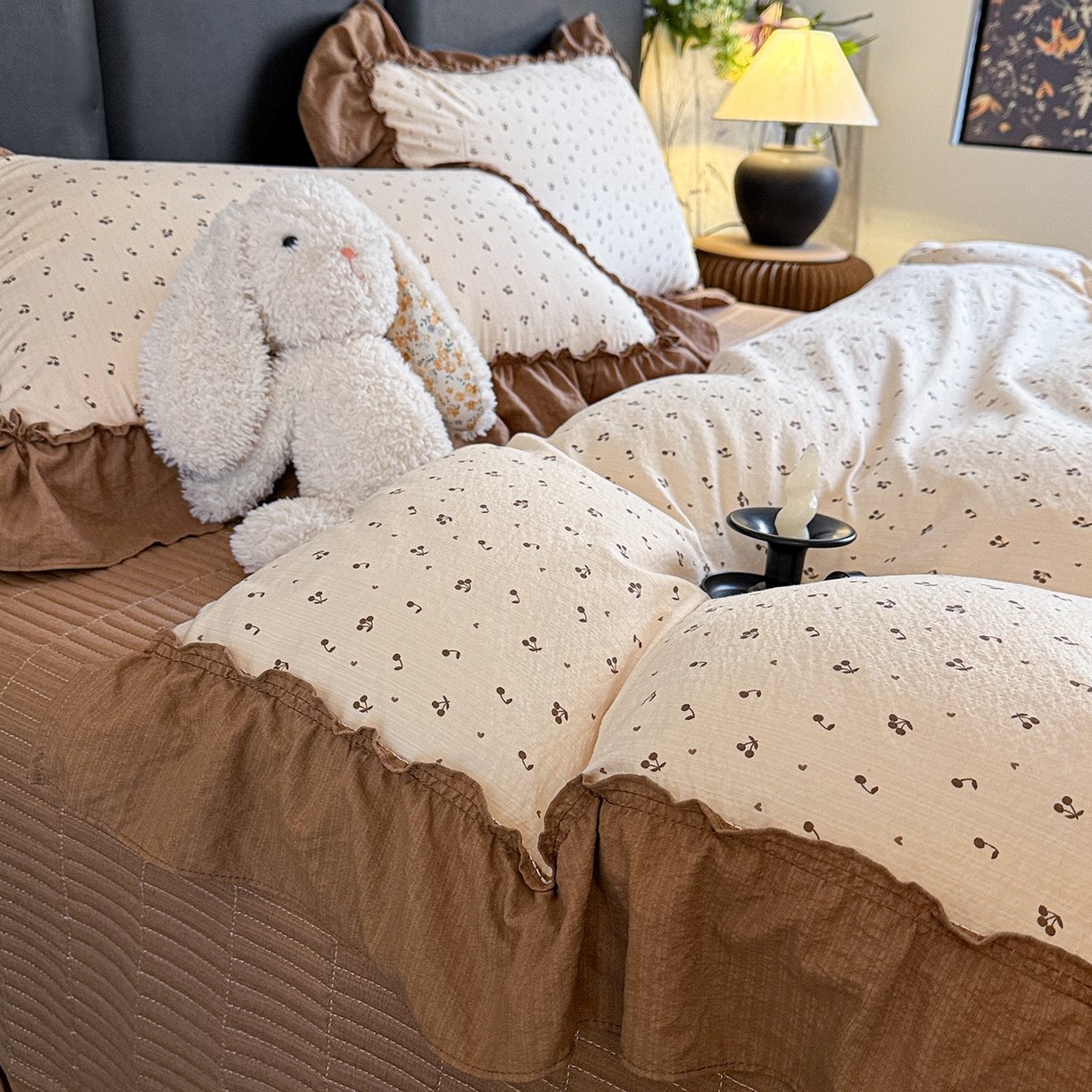 91家纺网 家纺一手货源 找家纺 金梦拉家纺 2026新款云感皱皱纱泡泡纱韩式床盖大花边四件套 咖调