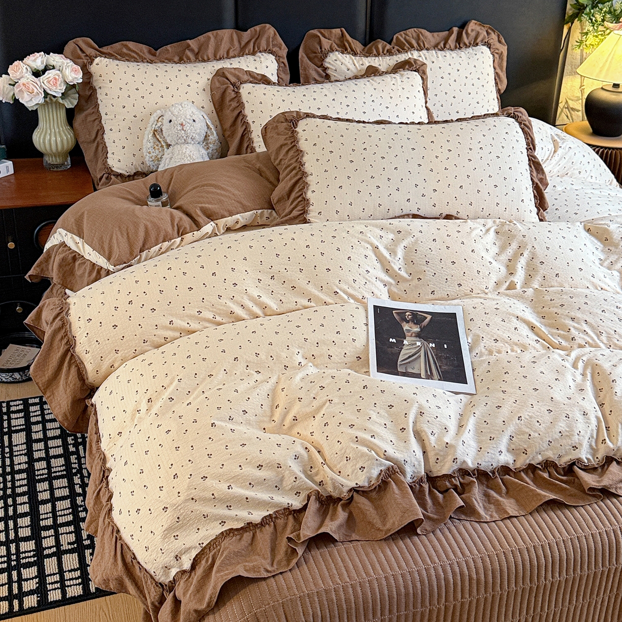 91家纺网 家纺一手货源 找家纺 金梦拉家纺 2026新款云感皱皱纱泡泡纱韩式床盖大花边四件套 咖调