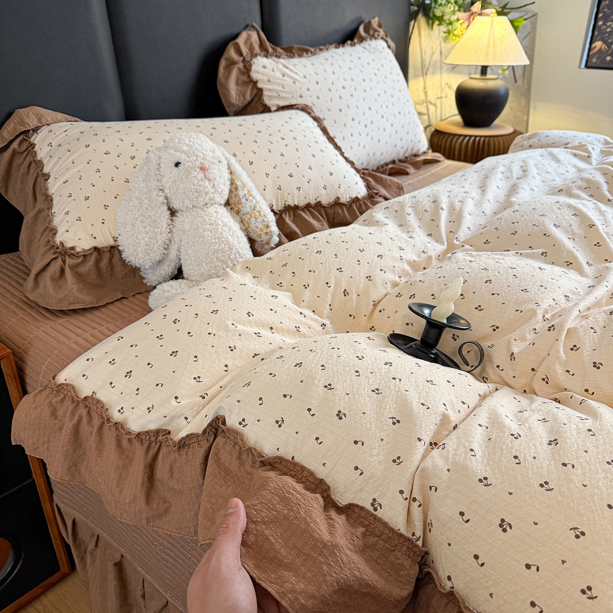 91家纺网 家纺一手货源 找家纺 金梦拉家纺 2026新款云感皱皱纱泡泡纱韩式床盖大花边四件套 咖调