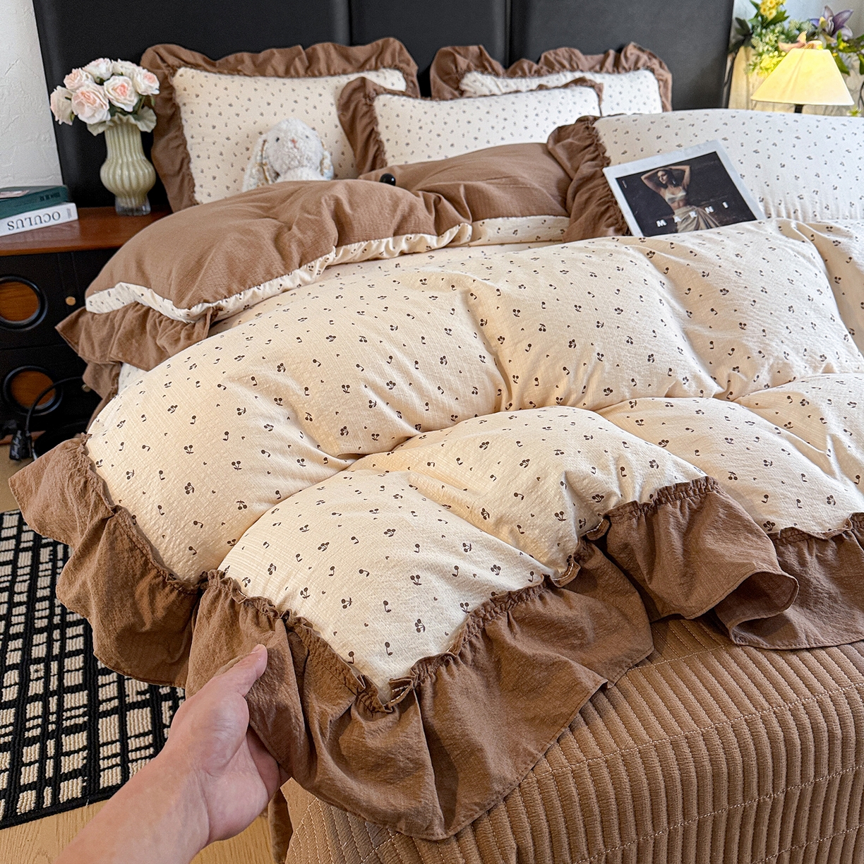 91家纺网 家纺一手货源 找家纺 金梦拉家纺 2026新款云感皱皱纱泡泡纱韩式床盖大花边四件套 咖调