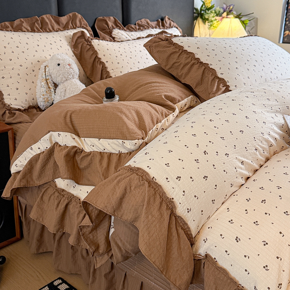 91家纺网 家纺一手货源 找家纺 金梦拉家纺 2026新款云感皱皱纱泡泡纱韩式床盖大花边四件套 咖调