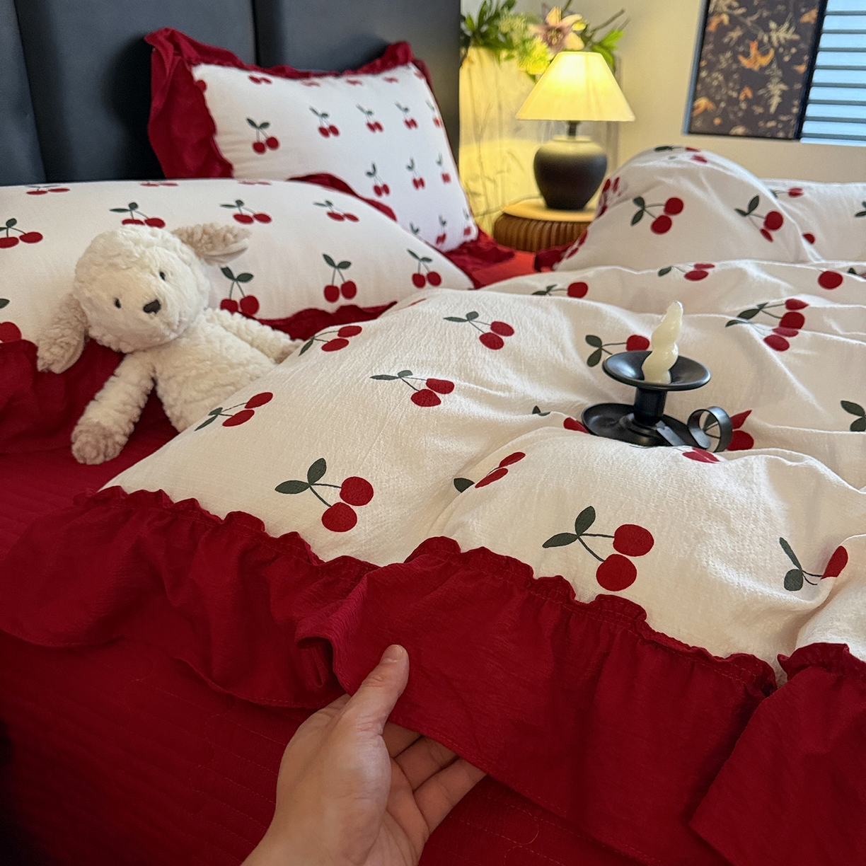 91家纺网 家纺一手货源 找家纺 金梦拉家纺 2026新款云感皱皱纱泡泡纱韩式床盖大花边四件套 小樱桃