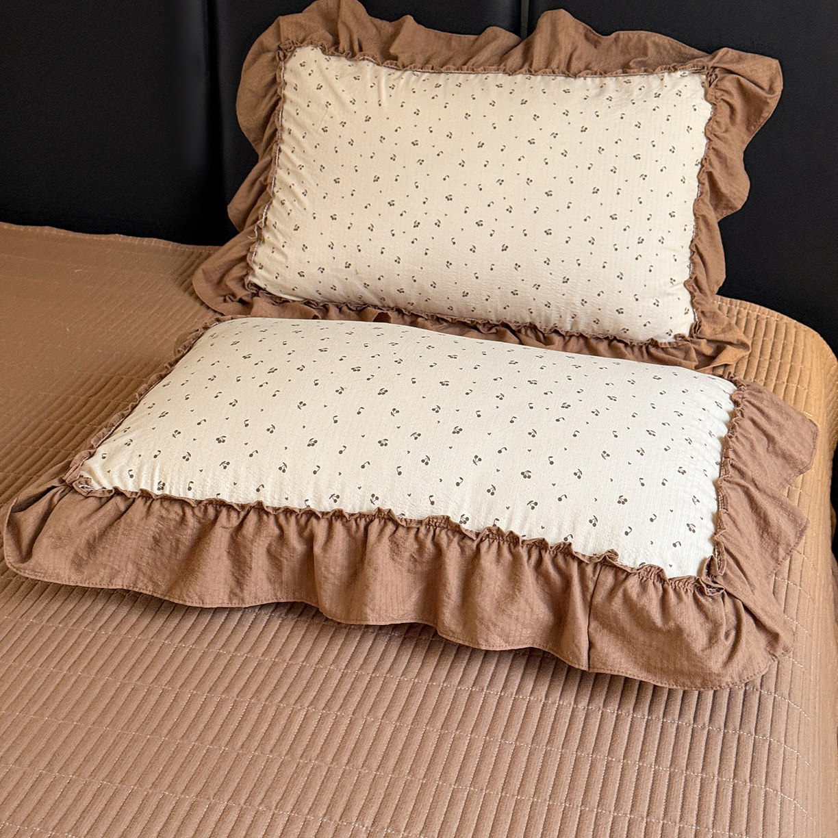 91家纺网 家纺一手货源 找家纺 金梦拉家纺 2026新款云感皱皱纱泡泡纱韩式床盖大花边四件套 咖调