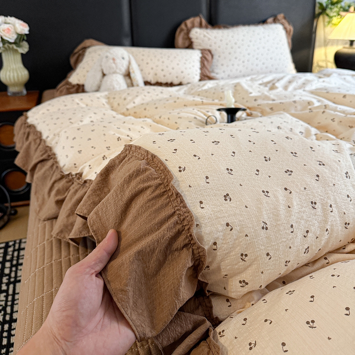 91家纺网 家纺一手货源 找家纺 金梦拉家纺 2026新款云感皱皱纱泡泡纱韩式床盖大花边四件套 咖调