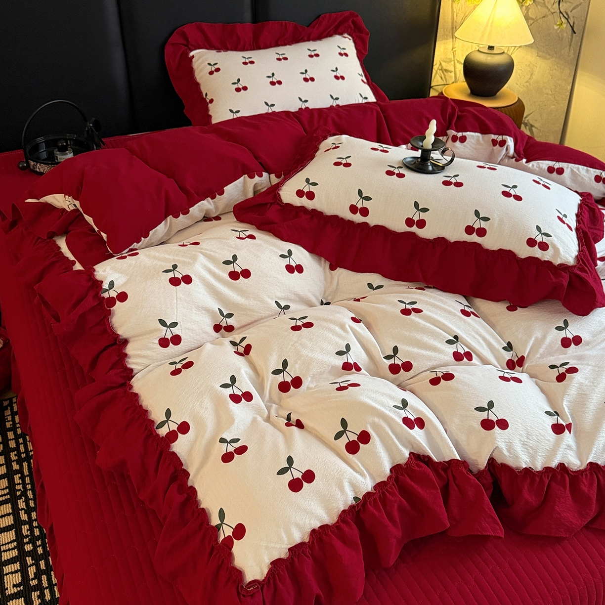 91家纺网 家纺一手货源 找家纺 金梦拉家纺 2026新款云感皱皱纱泡泡纱韩式床盖大花边四件套 小樱桃